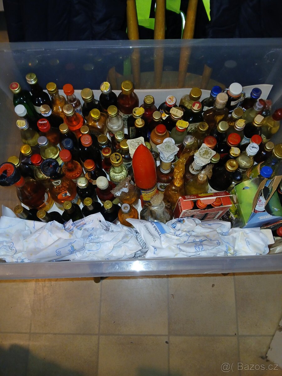 Sbírka lahviček s alkoholem - 7