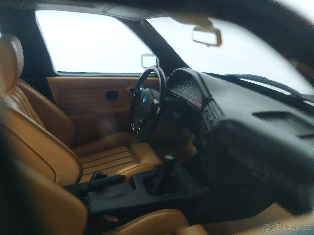 BMW 325i (E30) Touring - 1:18 - 7