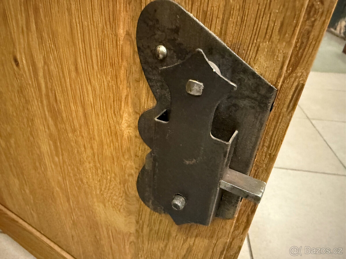 Rohová dubová prosklená vitrina- komplet masív - 7