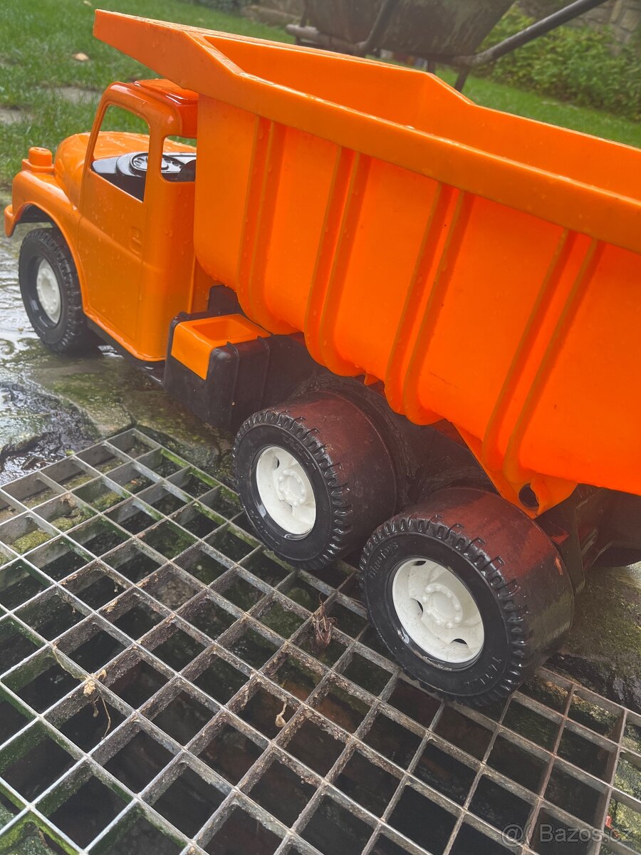 Oranžové auto tatra - 7