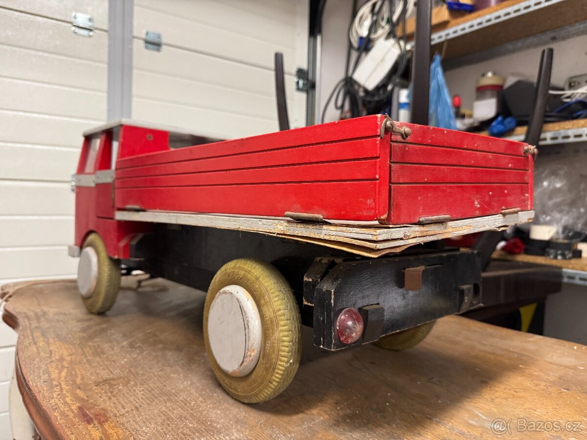 Staré dřevěné velké auto - 7