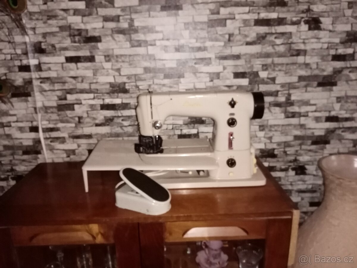 Retro šicí stroj Lada T 132 - 7