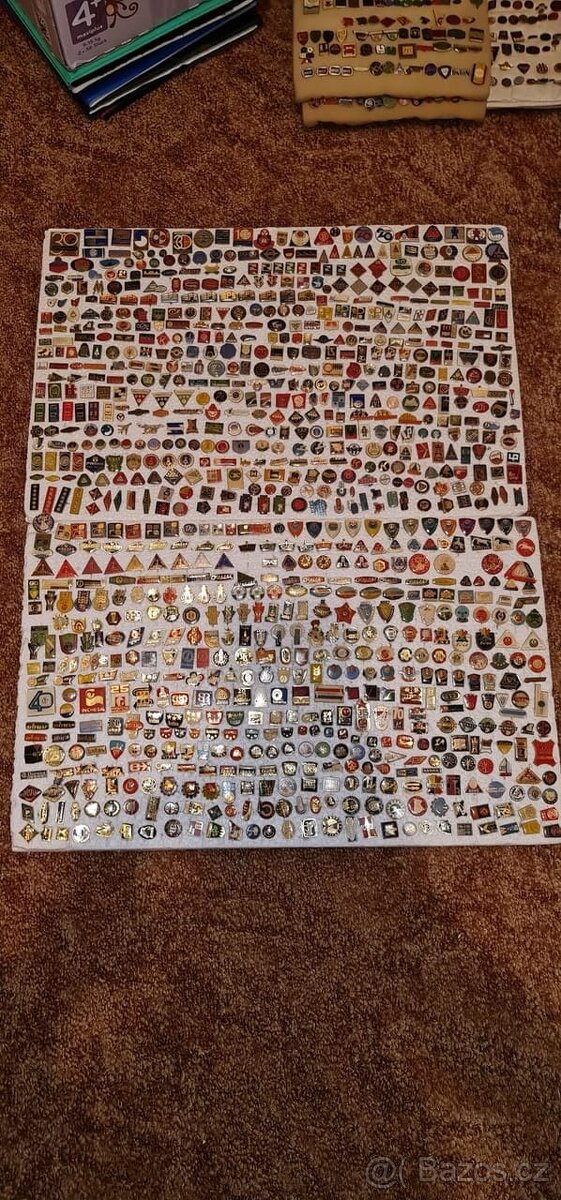 Mix mincí a odznáčků. - 7