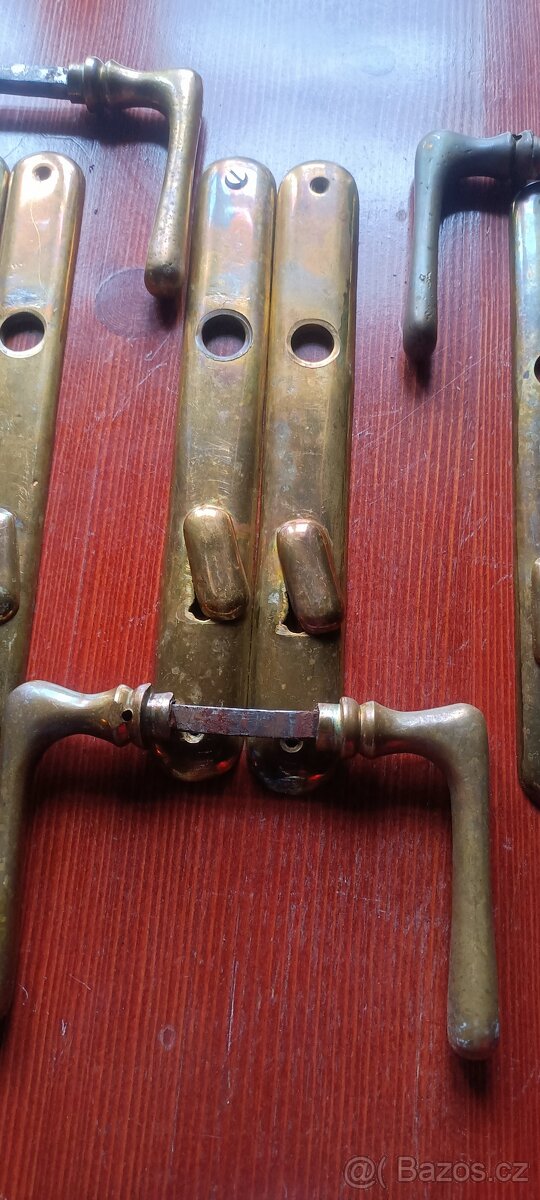 Mosazné kování , kliky na dveře. 5x - 7