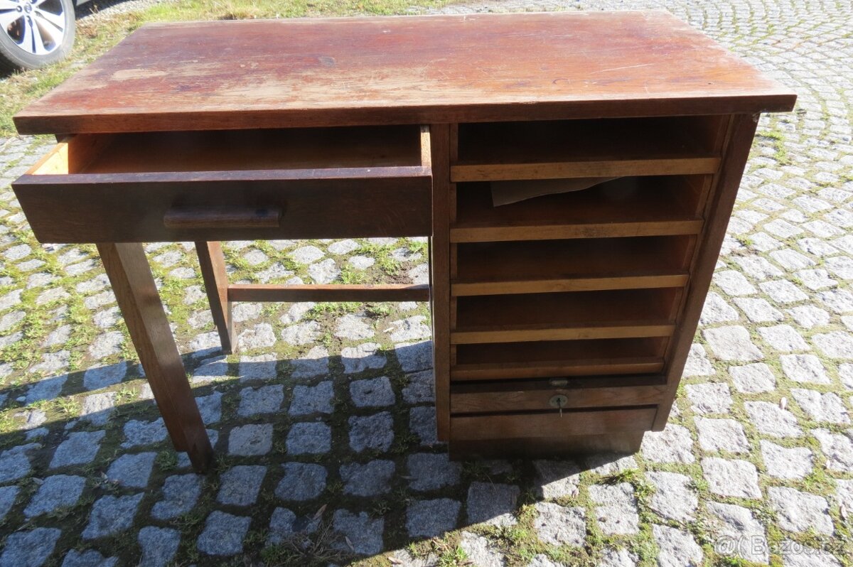 Starý stoleček s roletou - 7