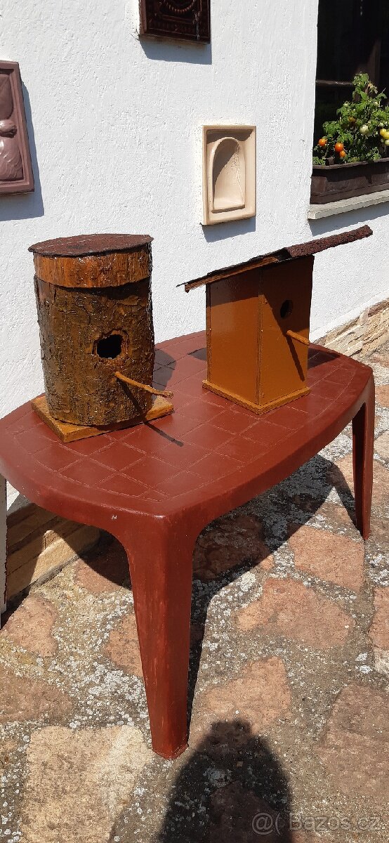 Dřevěné krmítko, ptačí budka, stolička, bedýnka
- 7