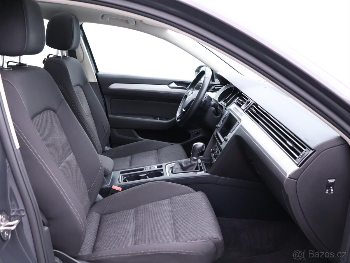 Volkswagen Passat 2,0 TDI 110kW DSG Panorama (2015) - 7