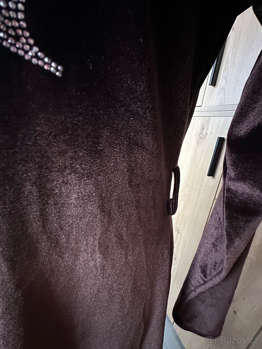 Hnědé sametové šaty s nápisem z perliček - 7