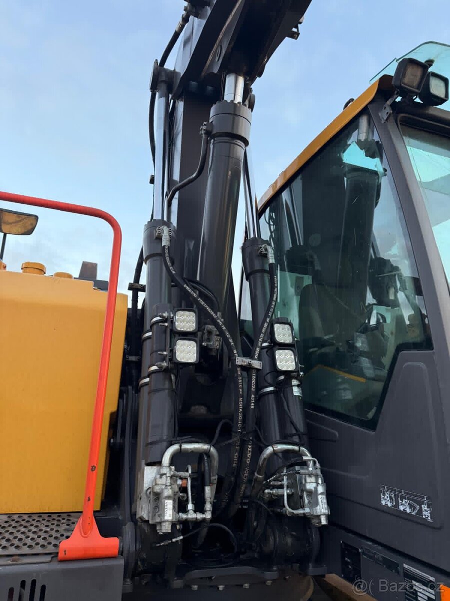 Kolový otočný bagr VOLVO EWR 150 E - 7