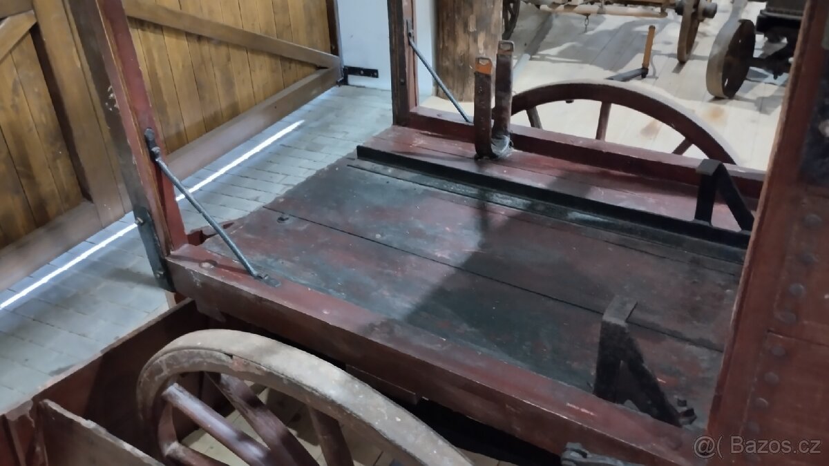 Historický hasičský vůz pro stříkačku - 7
