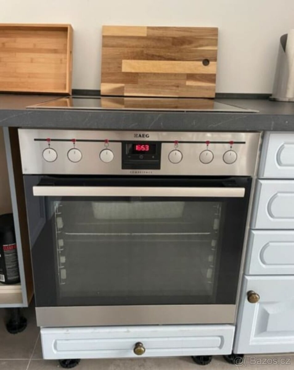 Kuchyňská linka z masivu se zánovními spotřebiči,5612 - 7