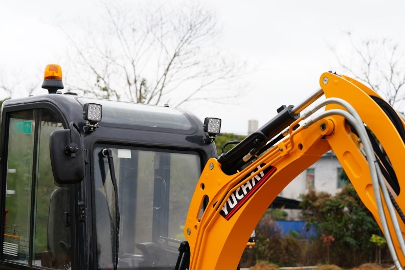 Minibager YUCHAI U20 Premium 2000 kg - 7