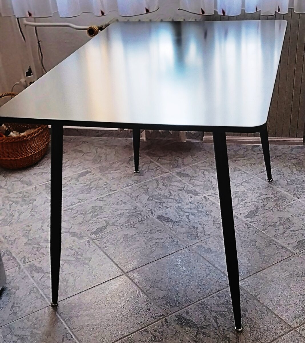 Prodám černý kuchyňský stůl v SUPER STAVU - 7