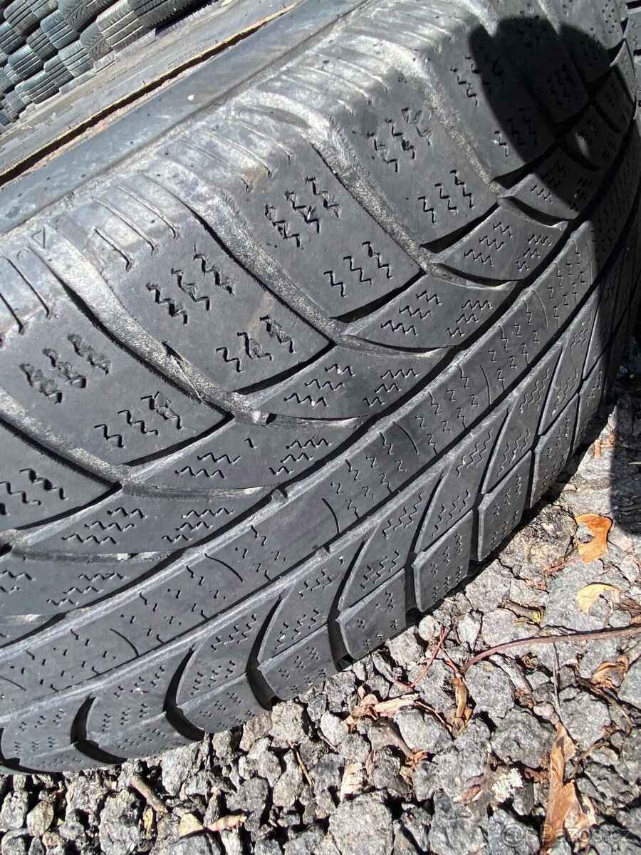 57. Sada zimních pneu 205/65 r15 vč disků 4x108 - 7