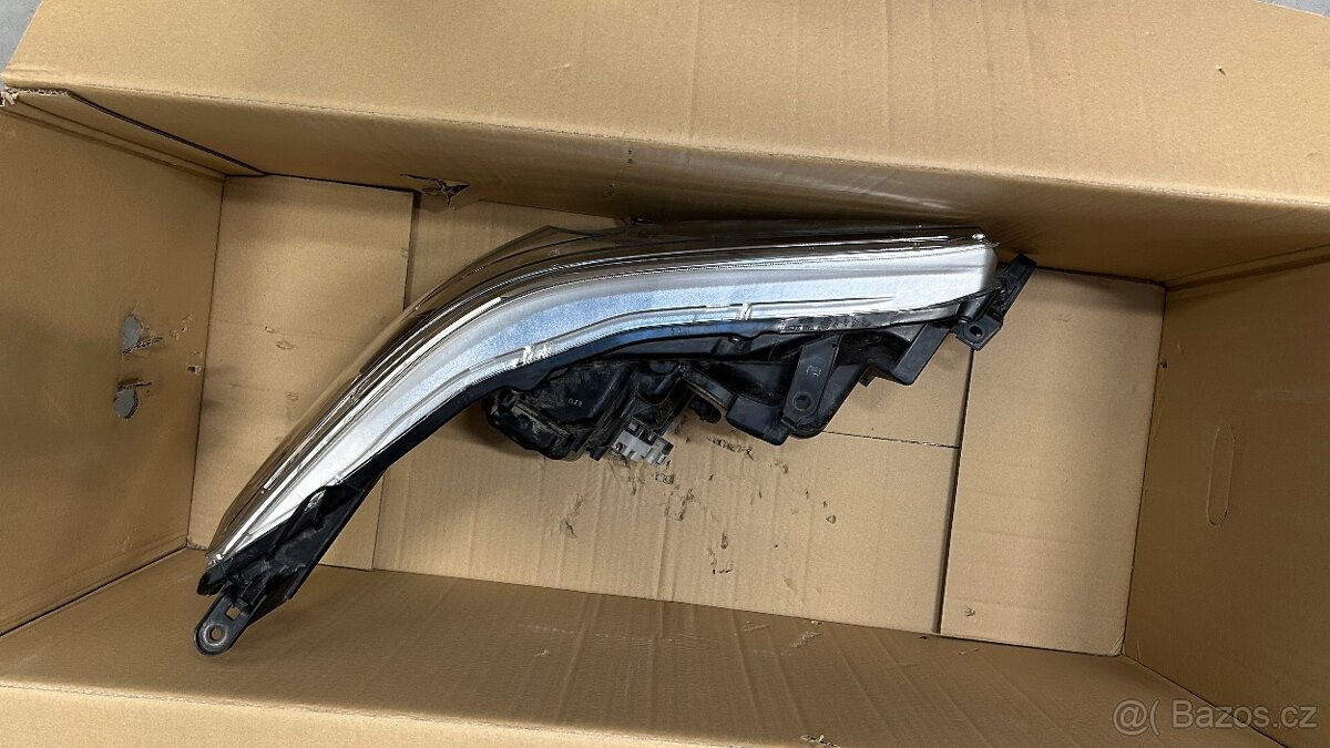 Toyota Hilux obě přední světla - 7