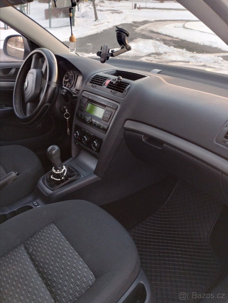 Škoda Octavia 2 kombi; 1.6 MPI; r.v 2011 - 7