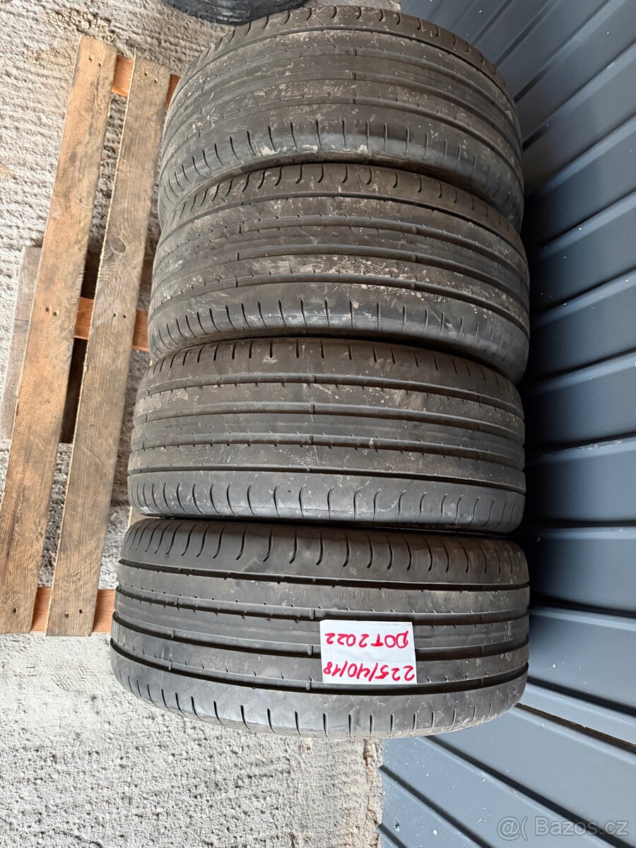 Prodám 225:40/18 letni - 7