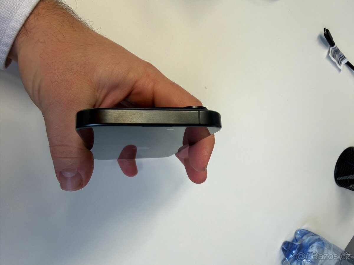 Apple iPhone 15 Pro 256GB černý titan - 7