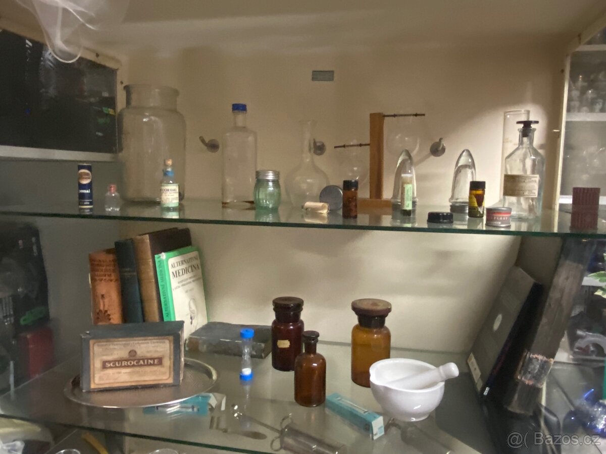 Stará lékařská skříň - 7