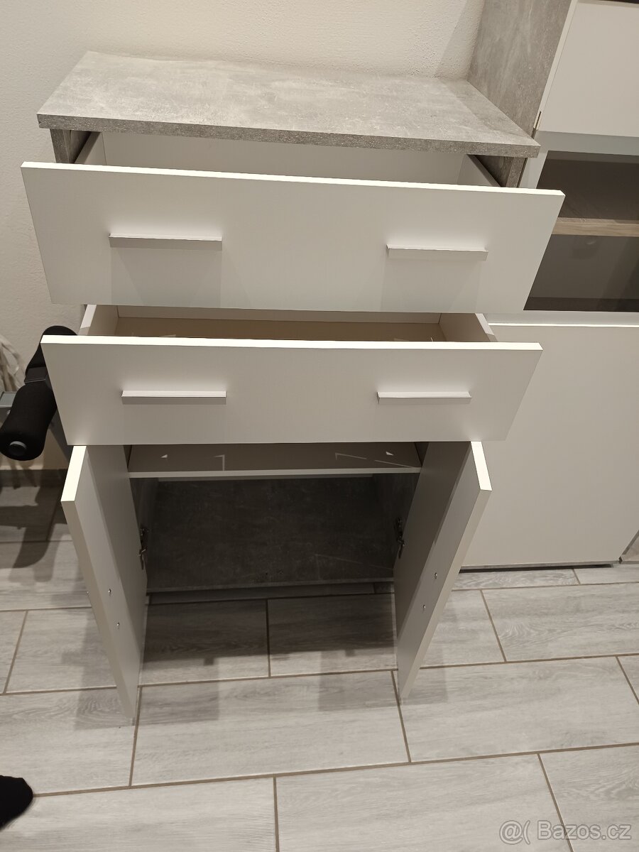 ŠEDO-BÍLÝ nábytek SKŘÍNĚ / KOMODY - 7