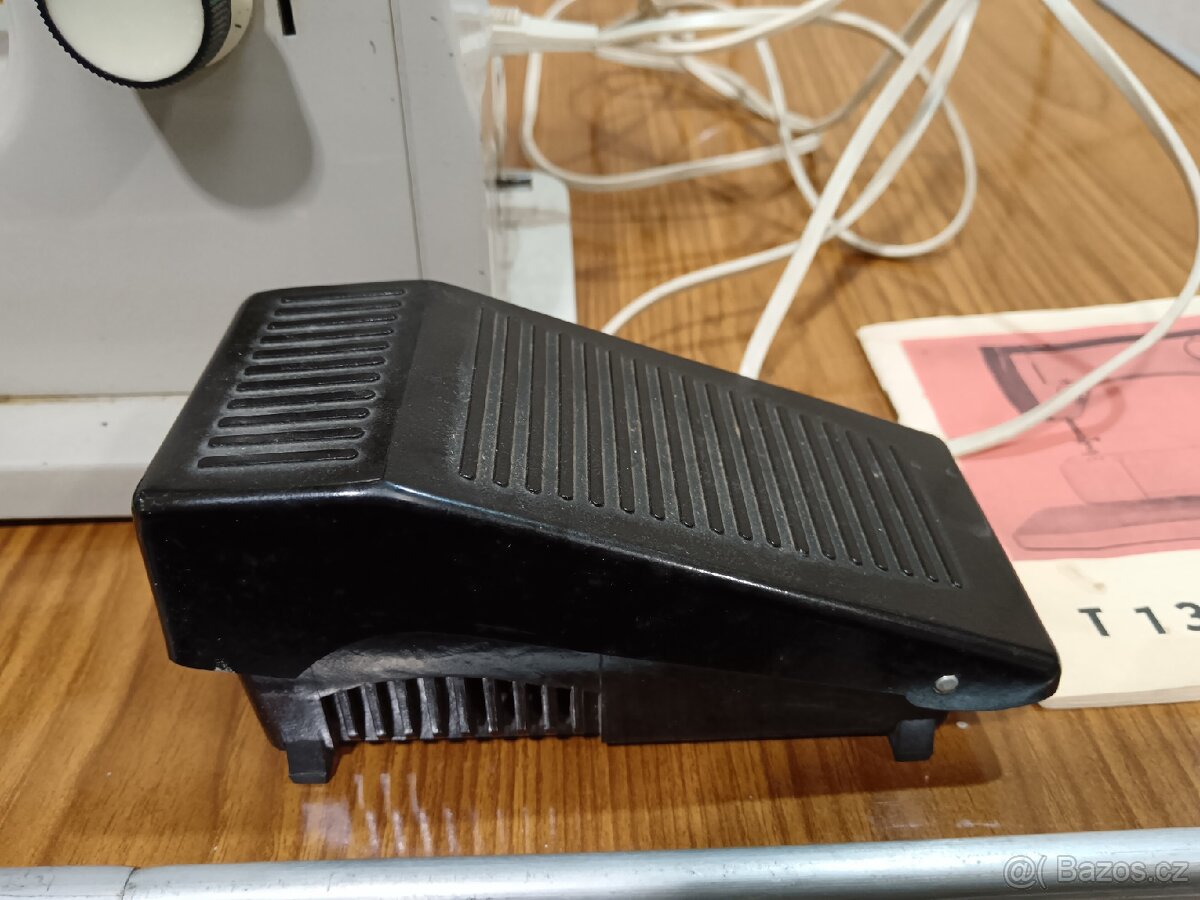 Starý šicí stroj lada - 7