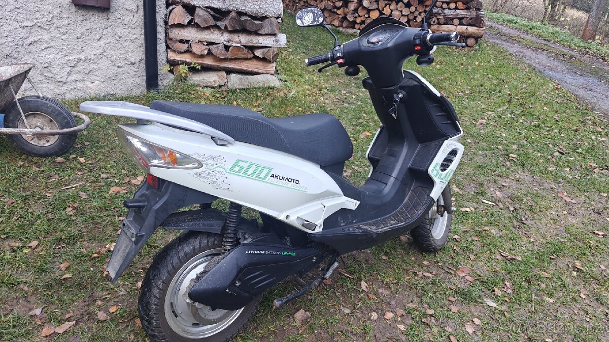 Akumoto 600 elektrický skútr bez baterie - 7