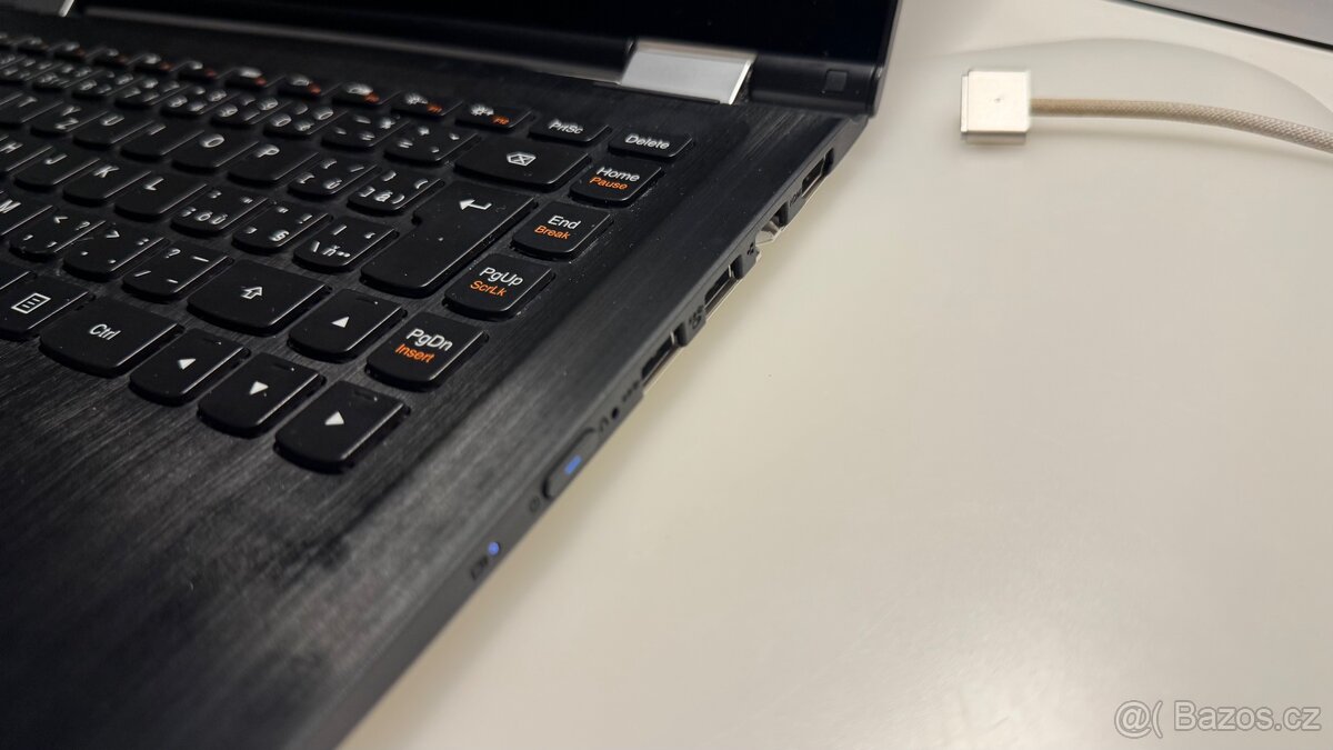 Bílý notebook Lenovo Yoga - 7