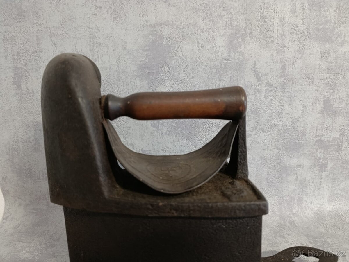 Značená německá velmi stará komínová žehlička (2x svastika) - 7