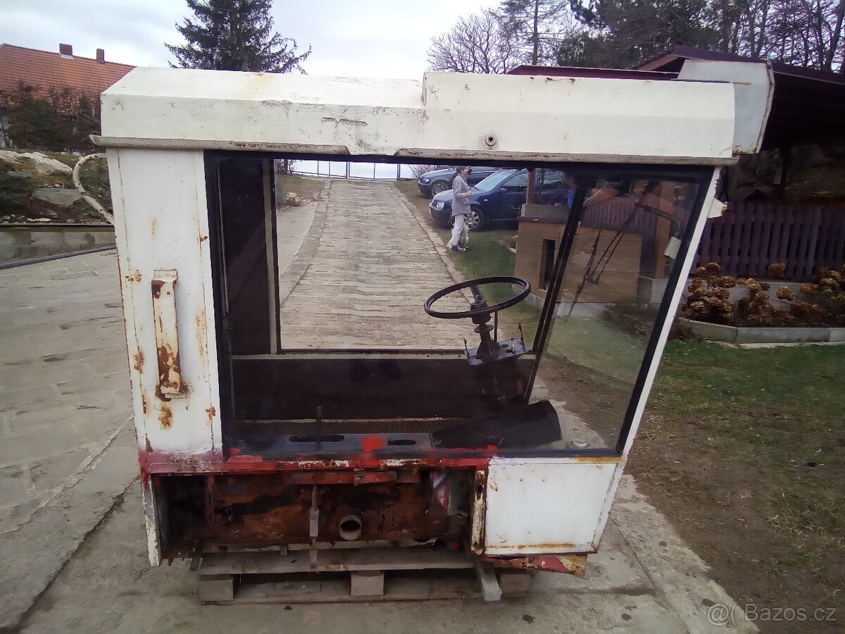 Kabina ze řezačky Toro - 7