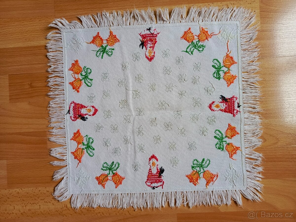 VÁNOČNÍ UBRUS RUČNÉ VYŠÍVANÝ 46 x 43 CM. - 7