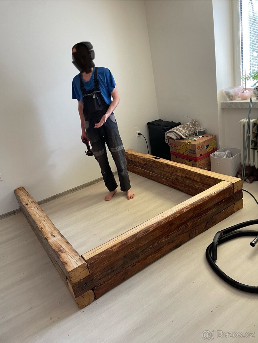 Masivní postel ze střešních trámů - 7