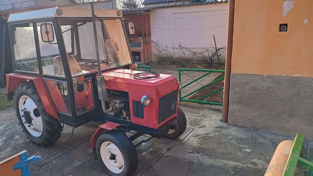 Traktor s kompletním příslušenstvím - 7