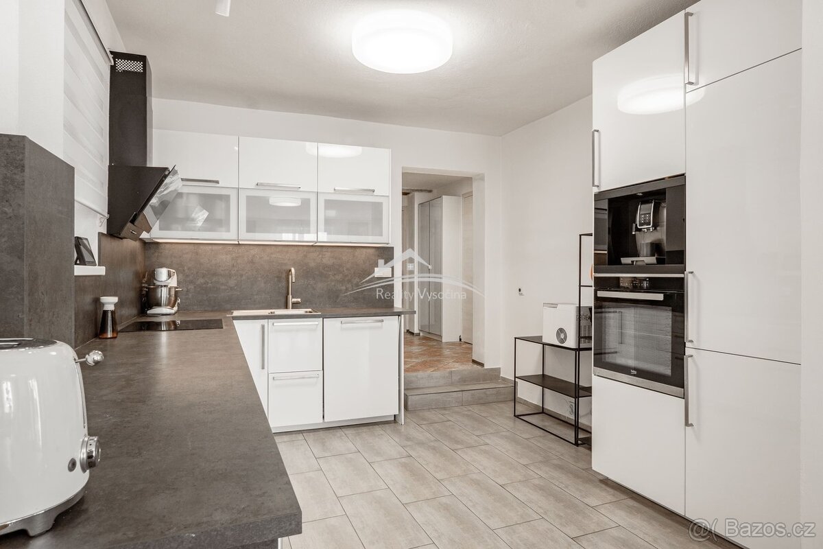 Prodej rodinného domu 6+kk s autodílnou – Šimanov, 9 km od J - 7