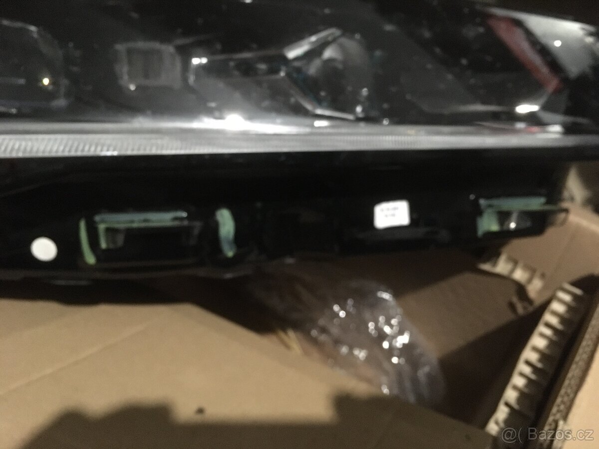 Superb IV světlomet pravý - 7