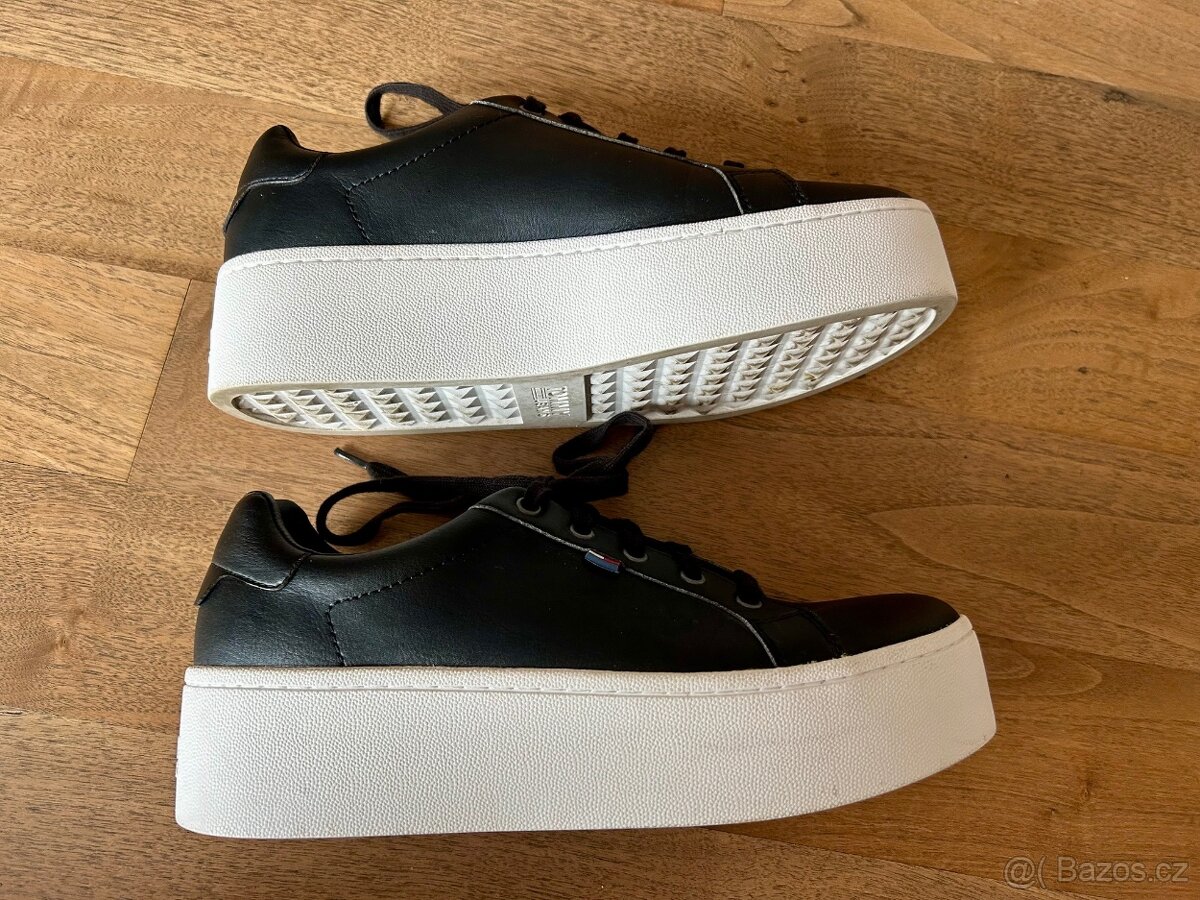Černé tenisky na vyšší platformě Tommy Jeans vel. 40 - 7