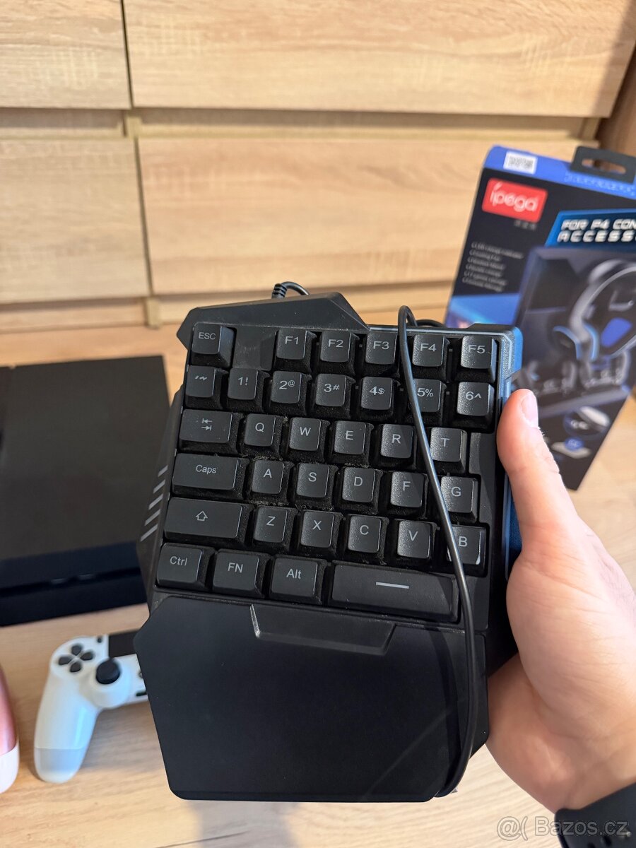 PS4 500GB , ovládače , hry , PS4 kamera , slúchadlá A ĎALŠIE - 7