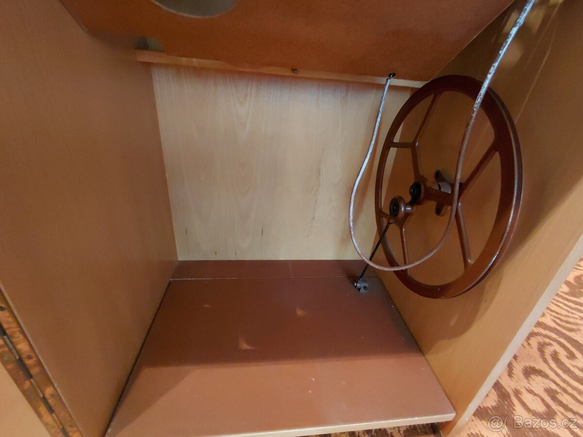 Skříňkový šicí stroj - 7