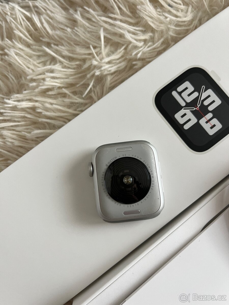 Apple Watch SE 40mm 2. generace - silver aluminium case - 7