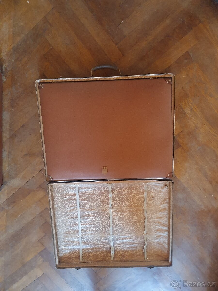 Staré kufry k filmové promítačce - 7