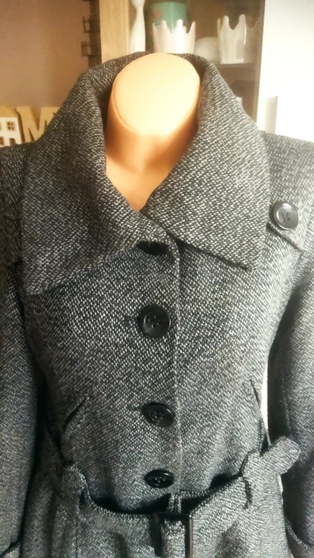 Prodám krásný šedo černý kabát s páskem - 7