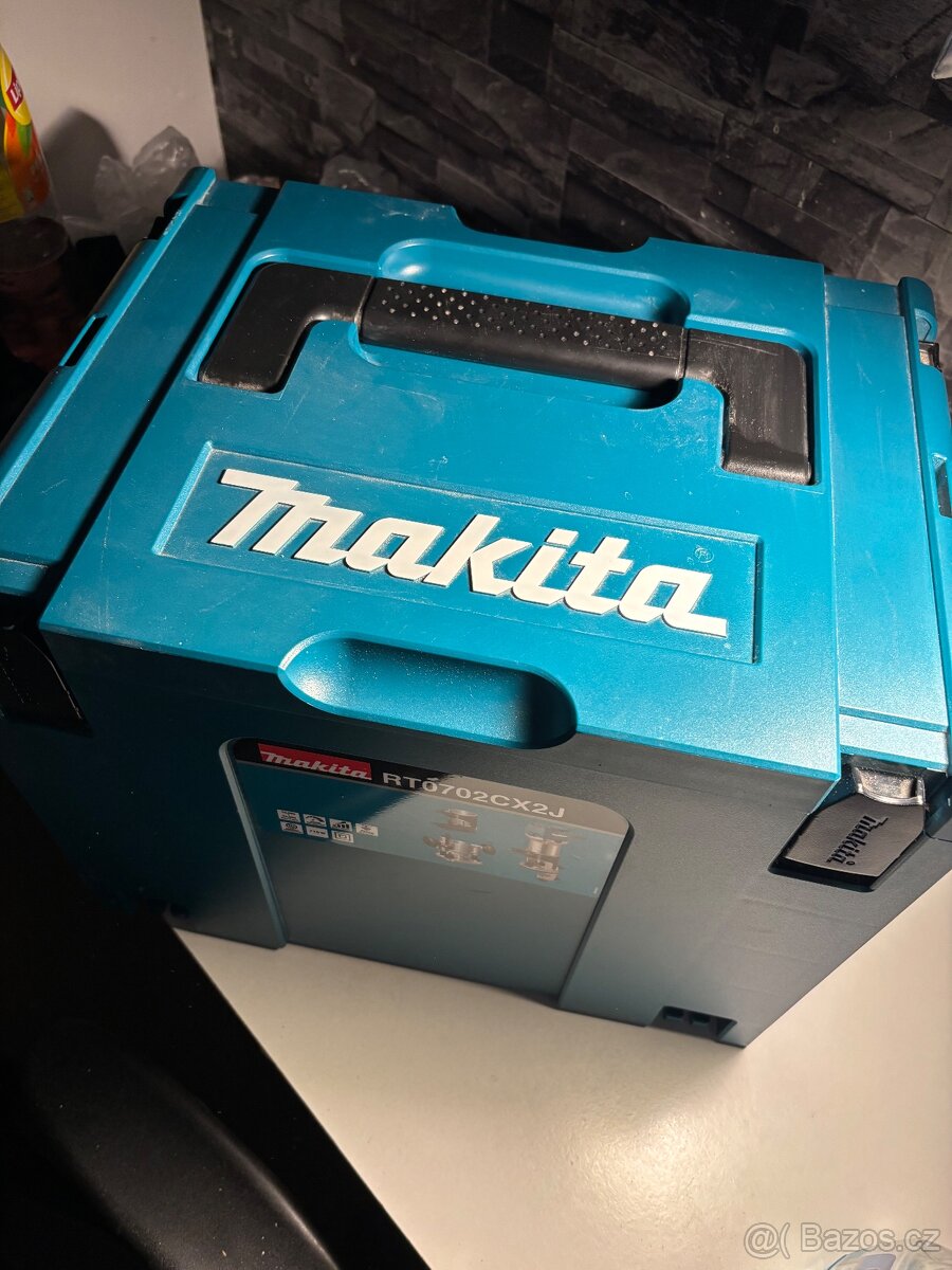 Kombinovaná frézka Makita RT0702CX2J s příslušenstvím 710W - 7