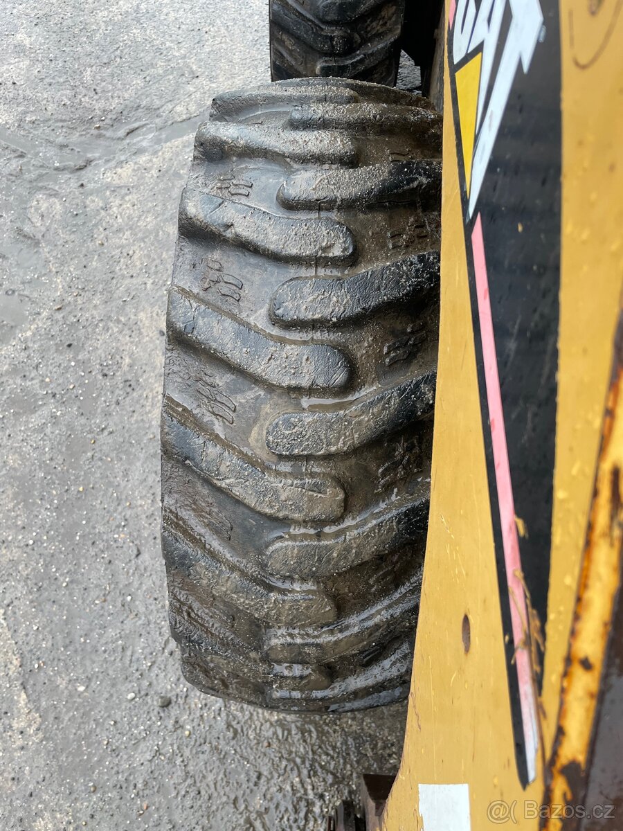 Cat 242B smykový nakladač - 7