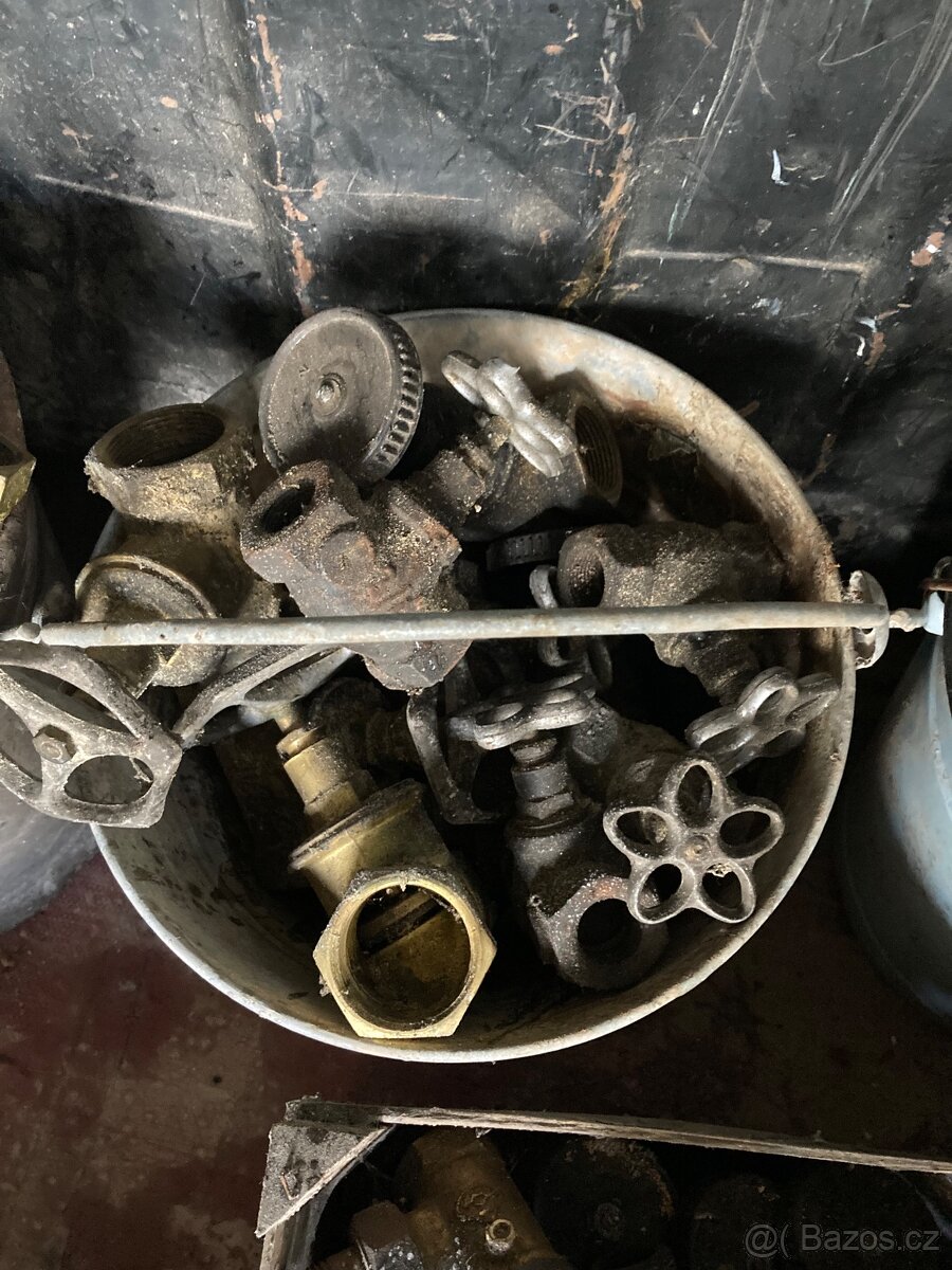 MOSAZNÉ KOHOUTY A MĚDĚNÁ KOLÍNKA - 7