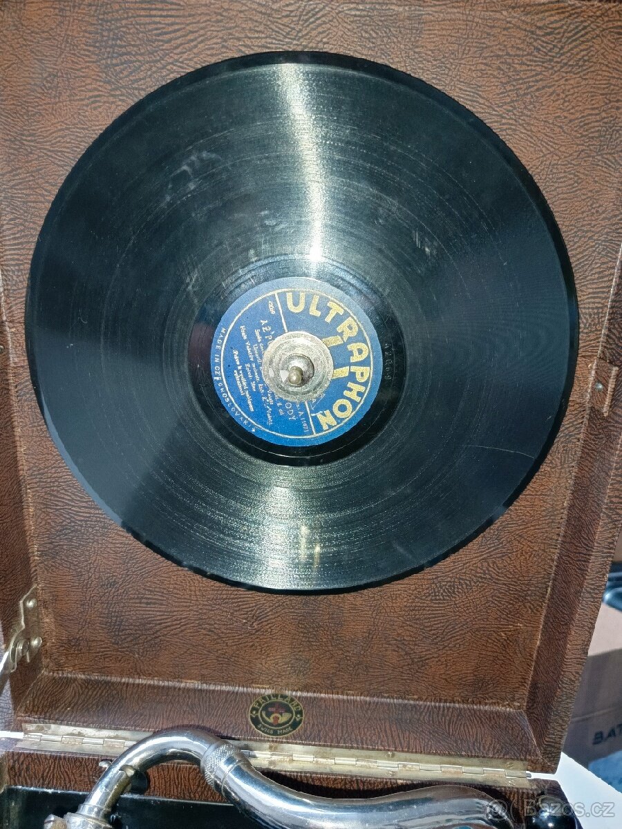 KUFŘÍKOVÝ GRAMOFON NA KLIKU - 7