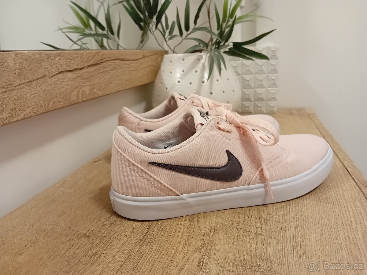 Nike dámské tenisky Solarsoft vel. 39 - 7