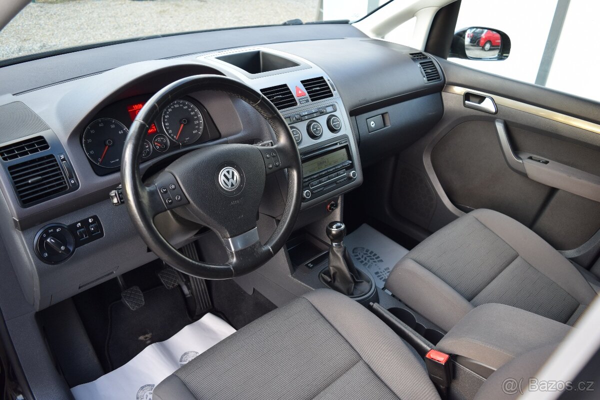 Volkswagen Touran 1.4 TSI 7MÍST VYHŘEV BOHATÁ VÝBAVA - 7