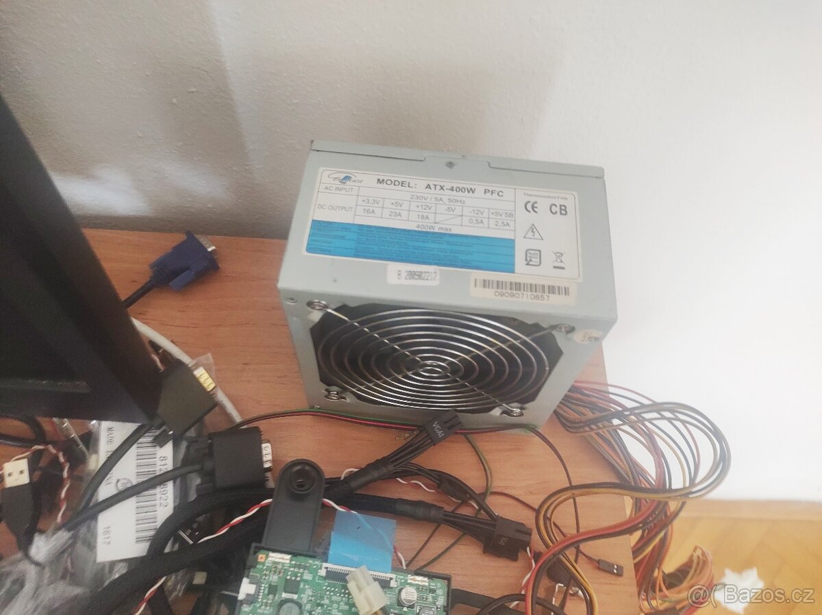 Monitory, kabelaže, diody, 13x Základní deska, notebook - 7