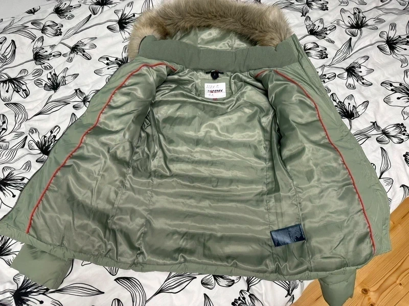 Tommy Jeans dámská péřová bunda s kožešinou Zelená XXS - 7