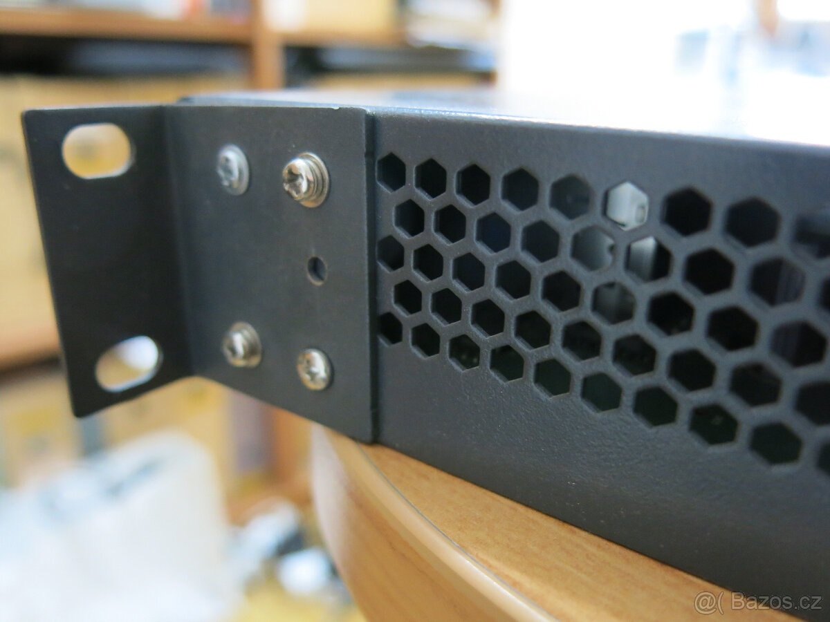 prodám plně řiditelný switch TP-Link SL3452 gui/CLI 52 portů - 7