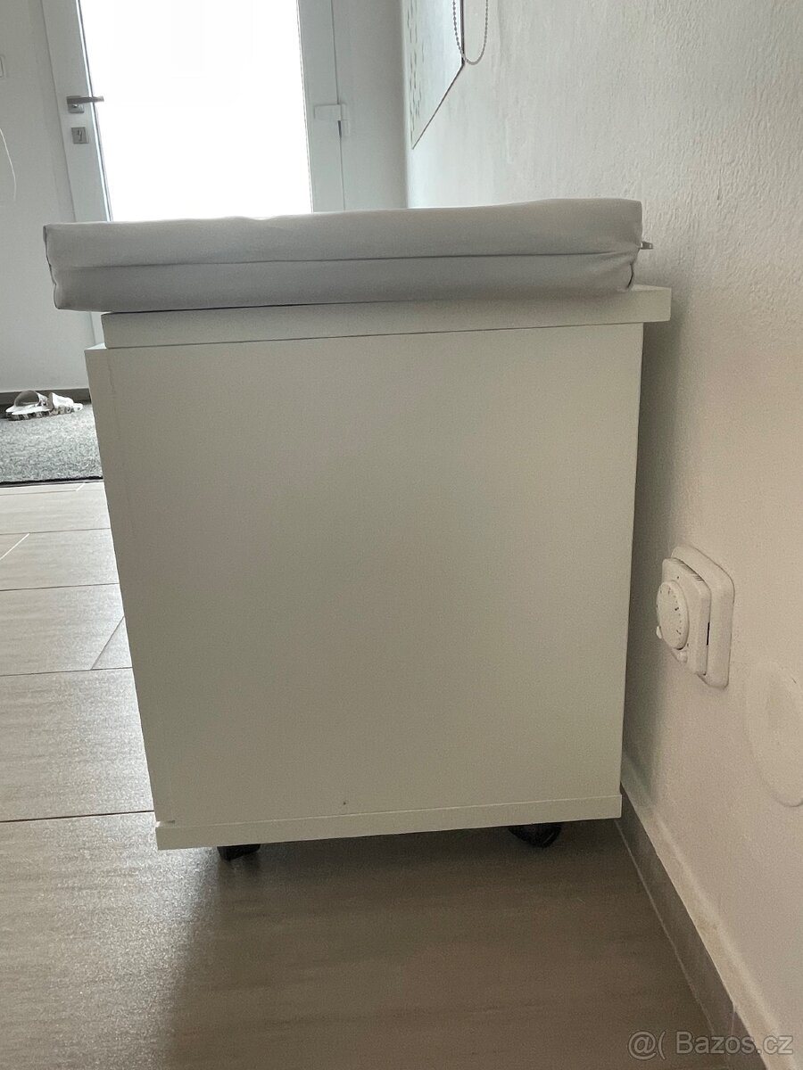 Bílá sedací skříňka na kolečkách - 7